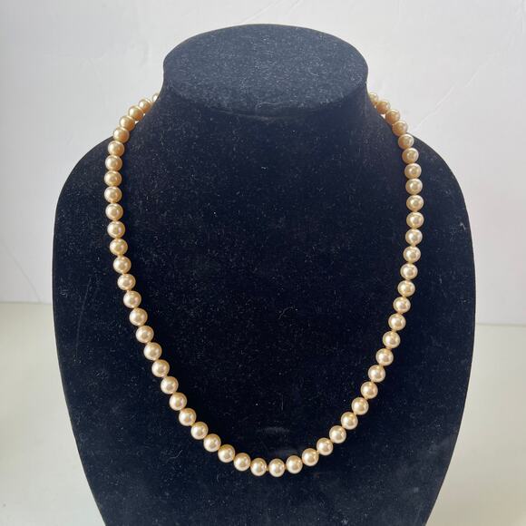 Vintage Crown Trifari Faux Pearl Necklace 22" Goldtone Hiddden Clasp Old Money - Picture 11 of 12